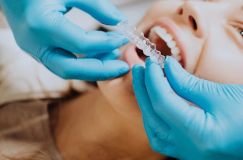 Instalação de aparelhos dentários