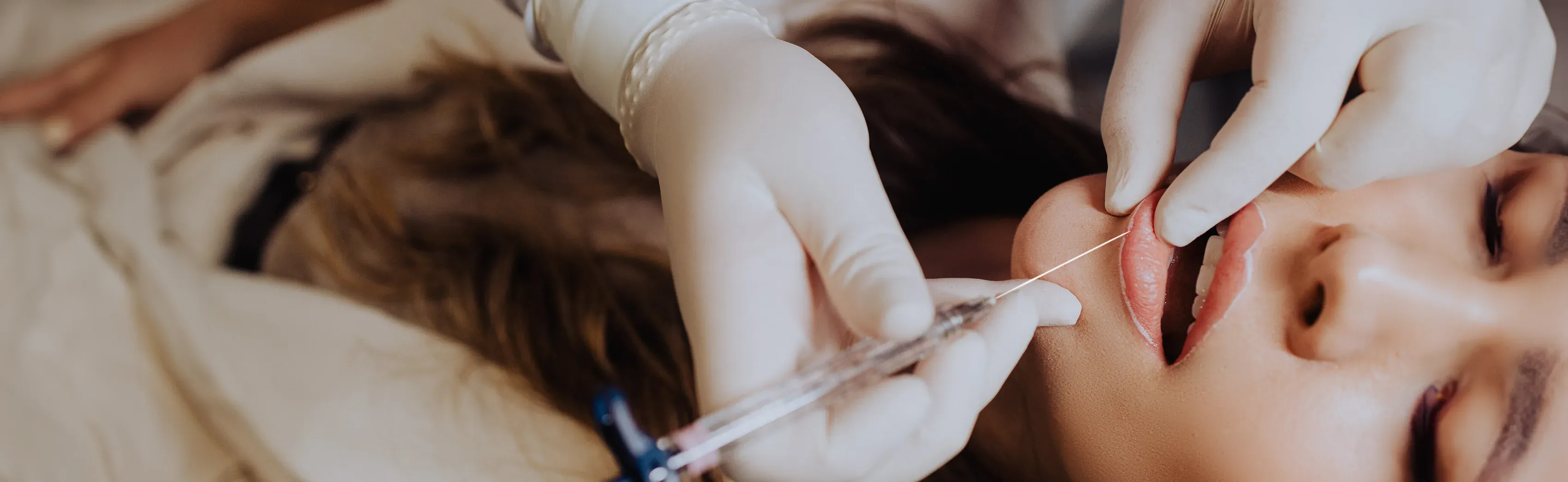 Mulher recebendo uma aplicação de preenchimento labial