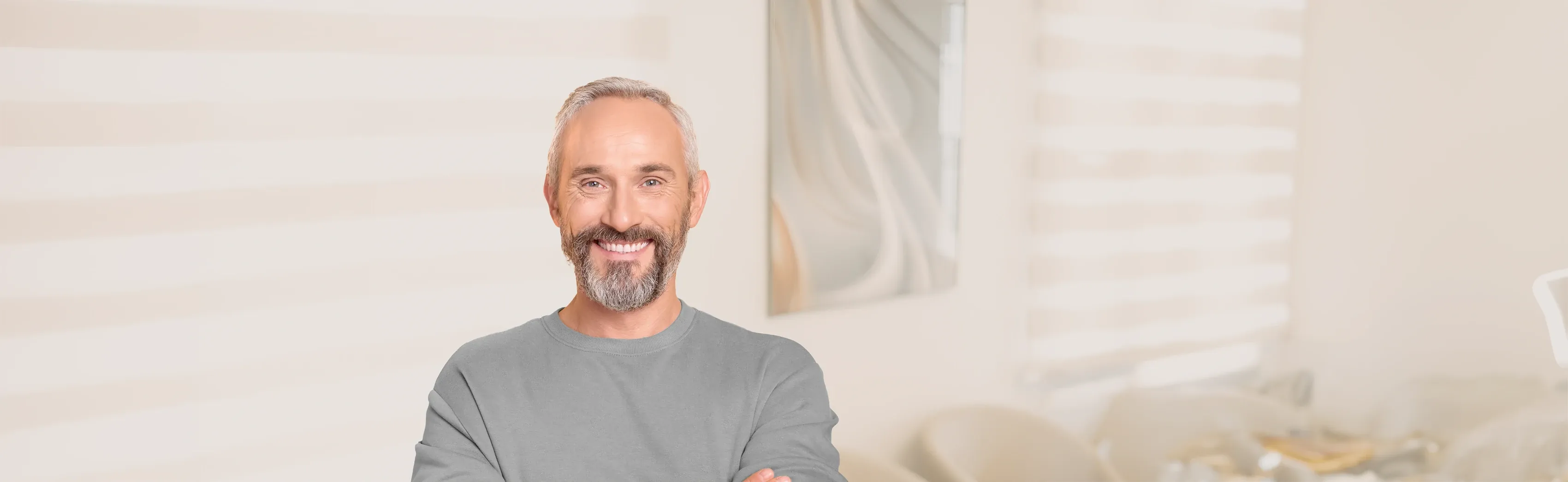 Homem grisalho com um sorriso bonito