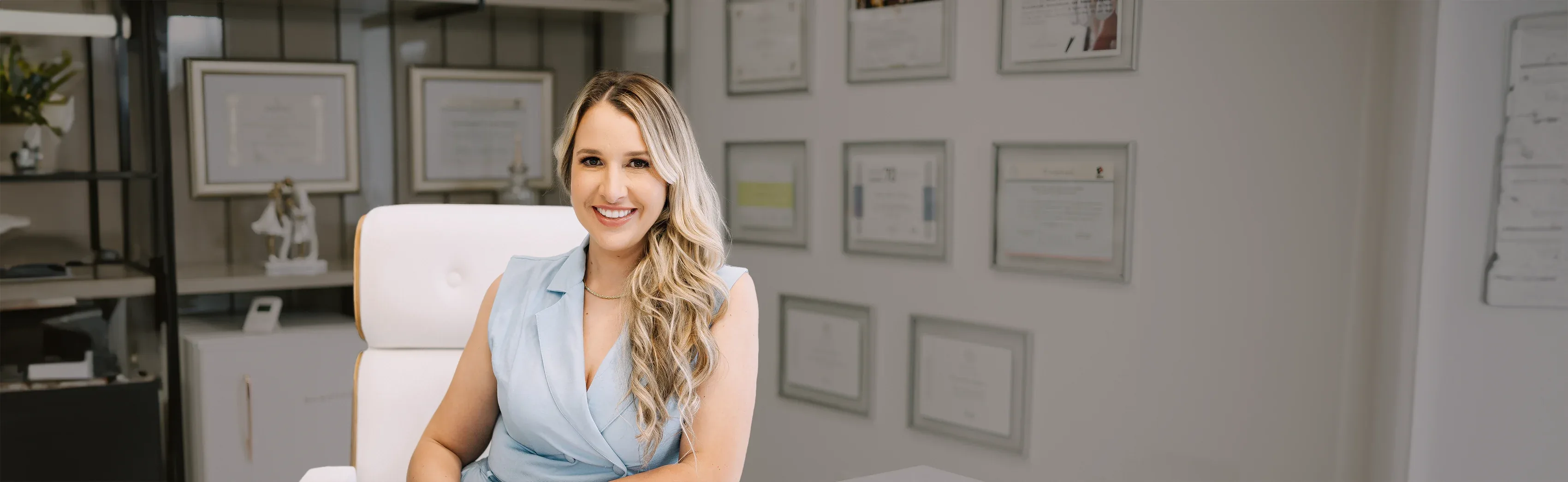 Dra. Silvana Dallazen em seu consultório